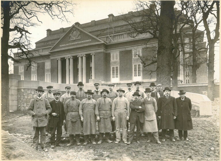 Byggfirman Johansson & Co:s bygglag uppställt framför Akademiens nuvarande byggnad, invigd 1915. 