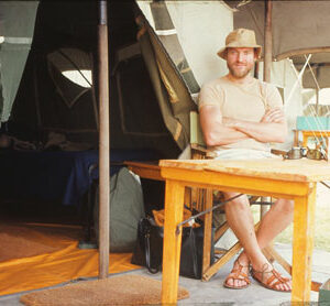 Rolf Schock utanför sitt tält under en av sina många resor. 
