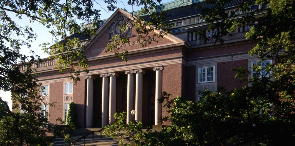 The secretariat is located at the Academy's premises on Lilla Frescativägen 4A in Stockholm.