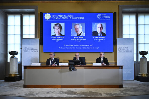 Hans Ellegren, Ständig sekreterare, Kungl. Vetenskapsakademien; Johan Åqvist, ordförande för Nobelkommittén för kemi; Olof Ramström, medlem av Nobelkommittén för kemi. Foto: Mikael Sjöberg/Kungl. Vetenskapsakademien.