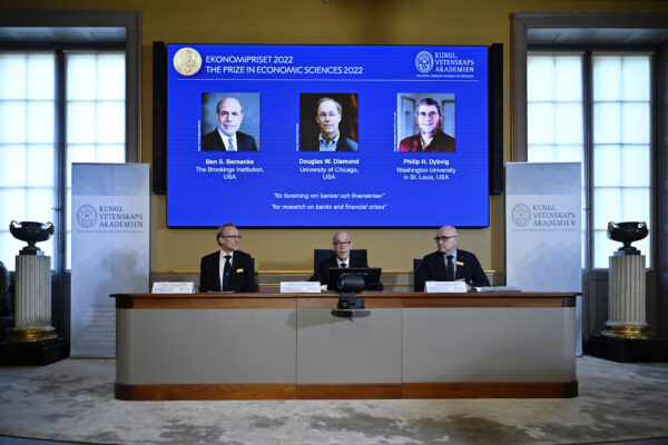 Hans Ellegren, Ständig sekreterare, Kungl. Vetenskapsakademien; Tore Ellingsen, ordförande för Ekonomipriskommittén; John Hassler, medlem av Ekonomipriskommittén. Foto: Mikael Sjöberg/Kungl. Vetenskapsakademien.