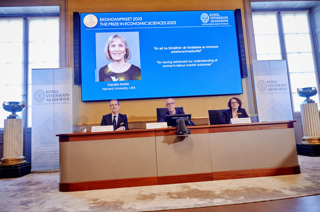 Hans Ellegren, Secretary General, The Royal Swedish Academy of Sciences; Jakob Svensson, Chair of the Committee for the Prize in Economic Sciences; Randi Hjalmarsson, member of the Committee for the Prize in Economic Sciences. Photo: Patrik Lundin.