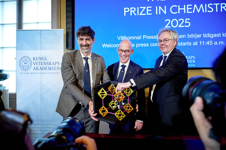 Presskonferens för Nobelpriset i kemi 2025. Fotograf: Patrik Lundin
