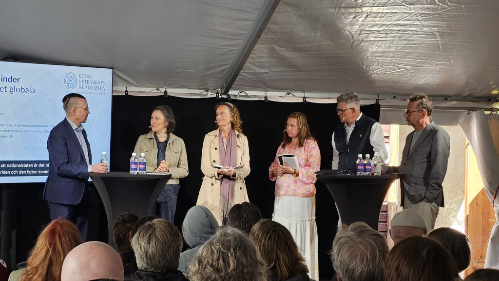 Erik Renström, Sylvia Schwaag Serger, Anna Sandström, Marie-Louise Hänel Sandström, Anders Ådahl och moderator Folke Tersman på Akademiens panelsamtal i Almedalen.