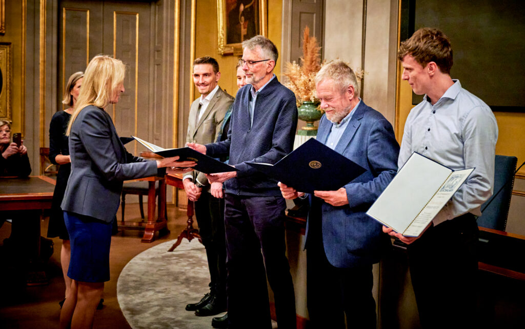 Prisceremoni för nationella priser år 2024. Birgitta Henriques Normark, preses (ordförande), av Vetenskapsakamien överlämnar diplom till pristagarna i Sessionssalen. Foto: Patrik Lundin