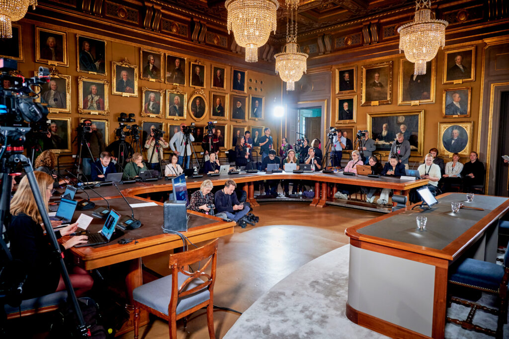 Journalister och fotografer förbereder sig för offentliggörandet av 2024 års Nobelpris i fysik. Foto: Patrik Lundin