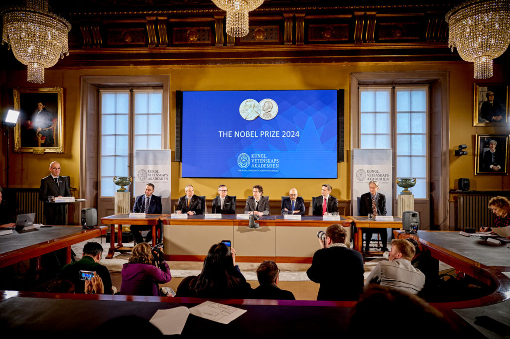 Förra årets presskonferens med 2024 års pristagare i ekonomi, kemi och fysik. Foto: Patrik Lundin