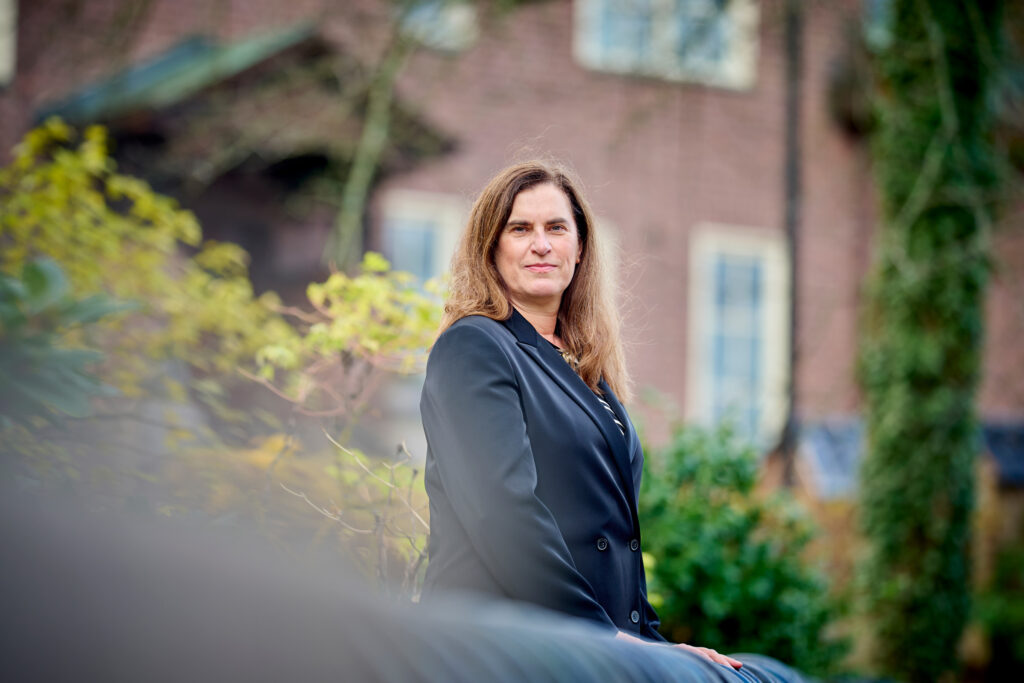 Ellen Moons, Akademiens ständiga sekreterare