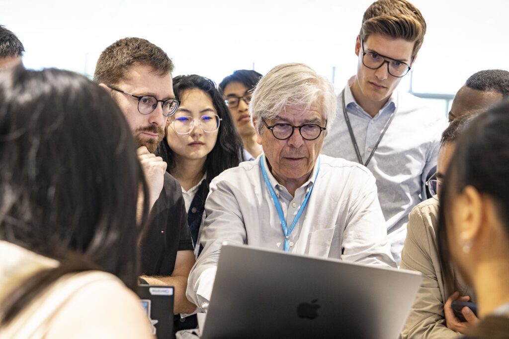 Foto från förra årets Lindau Nobel Laureates Meeting som hade tema ekonomi. Ekonomipristagaren 2018 Paul Romer interagerar med yngre forskare. Foto: Christian Fleming