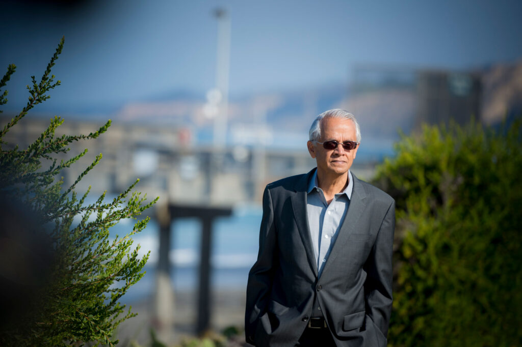 Ramanathan outside in front of the sea. Photo: Erik Jepsen.