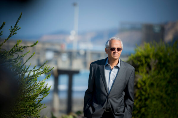 Ramanathan outside in front of the sea. Photo: Erik Jepsen.